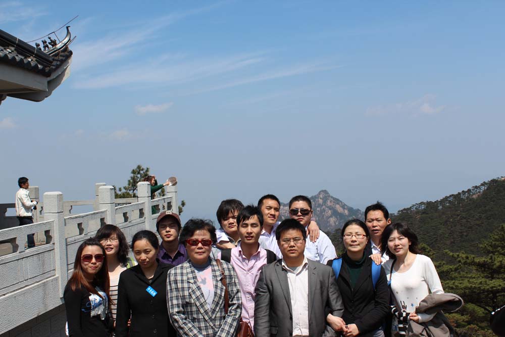 TILO天友利上海分公司業(yè)務(wù)精英以及合作伙伴黃山合影留念 'width=