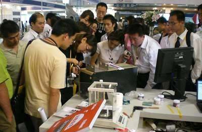 現(xiàn)場(chǎng)油墨配色吸引了眾多專業(yè)觀眾 